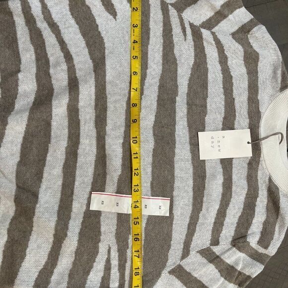 NWT A New Day Beige & Brown Animal Striped Sweater - Picture 4 of 6